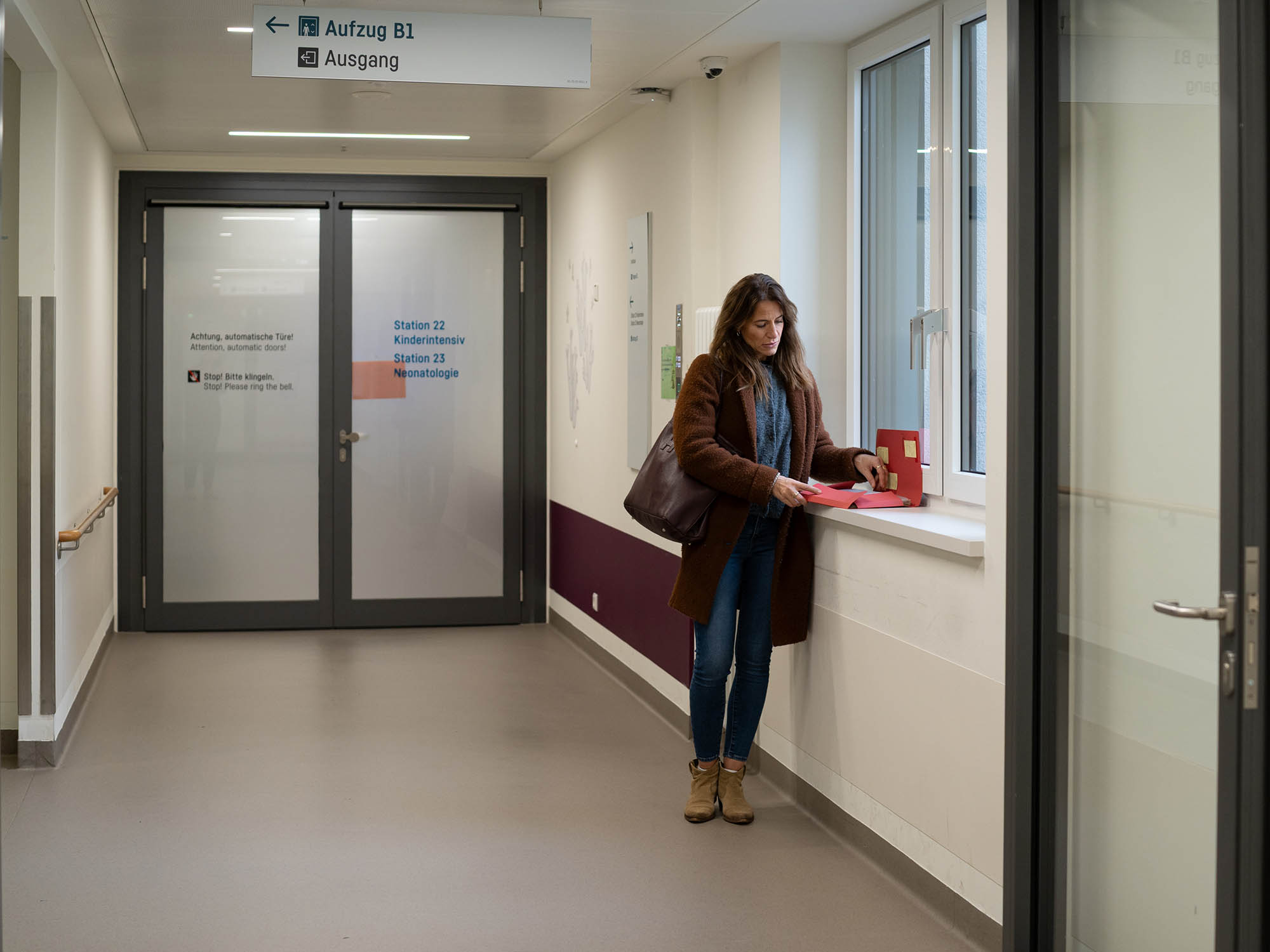 8 - Katharina poses for the portrait in front of the Neonatology unit at Schwabing Hospita.jpg